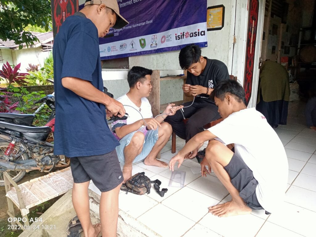 The residents of Ketemenggungan Tae are practicing how to cut LAN cables in the training held on May 9-13, 2023. In this advanced training, participants are also equipped with information on how to sell Internet vouchers in Ketemenggungan Tae.