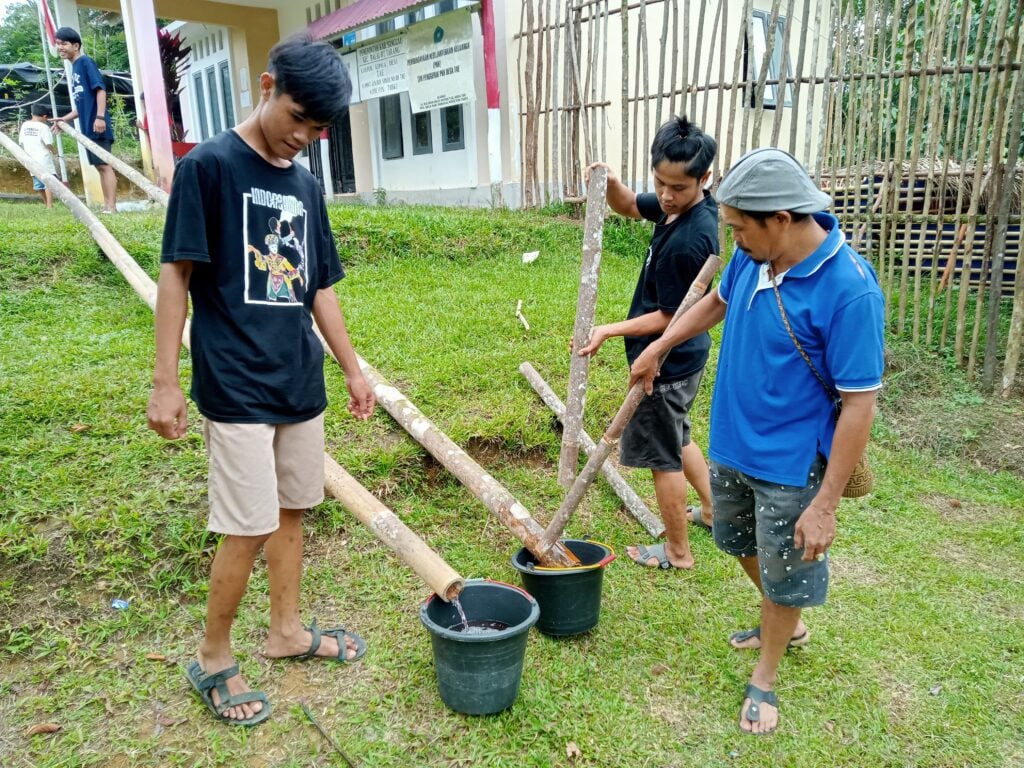 In preparation for the construction of a bamboo-based Internet tower in Katemenggungan Tae, Sanggau Regency, West Kalimantan Province, participants of SCN Katemenggungan Tae conducted bamboo preservation using borax in early July 2023. The construction of the bamboo-based Internet tower in Katemenggungan Tae is carried out collectively through community collaboration.