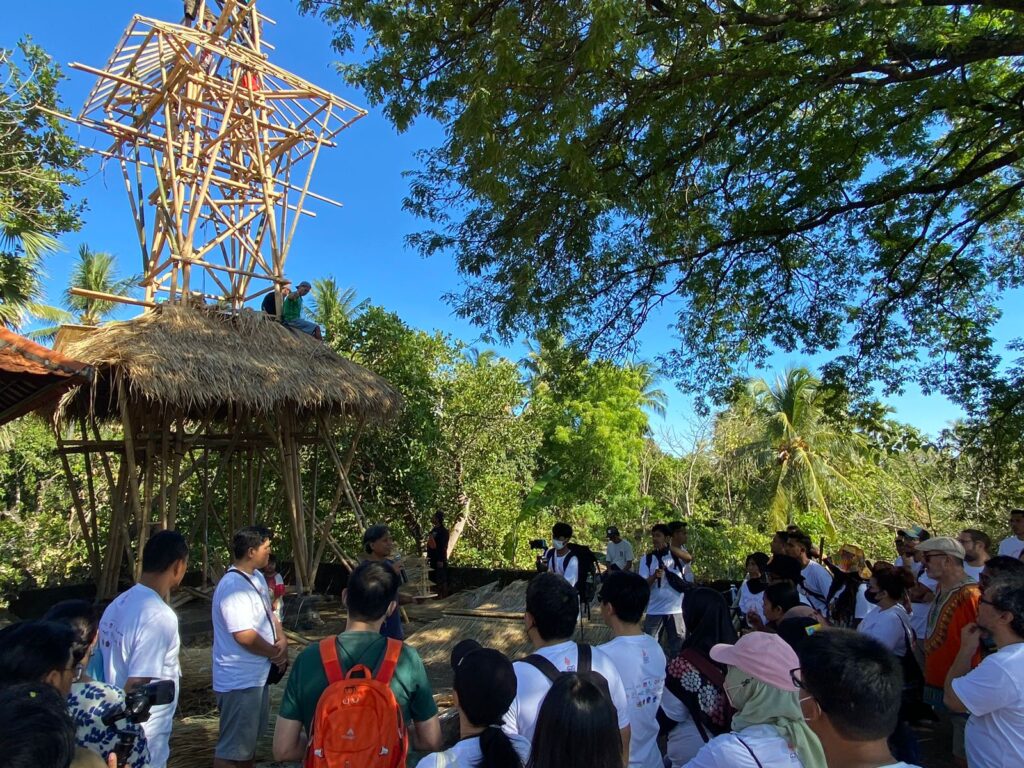 Participants of Rural ICT Camp 2022 in Tembok Village, Tejakula Subdistrict, Buleleng Regency, Bali Province, visited Banjar Dinas Sembung in mid-October 2022. This is where the bamboo-based Internet tower was constructed. Built through a collaboration involving various stakeholders, the tower now effectively fulfills the Internet needs of Banjar Dinas Sembung and its surrounding areas.