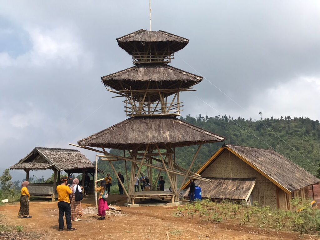 The bamboo-based internet tower in Kasepuhan Ciptagelar was completed, and inaugurated in the first week of August 2023, following the bamboo towers in the previous locations of Tembok Village and Katemenggungan Tae. In the Kasepuhan Ciptagelar area, the bamboo-based internet tower now effectively meets the internet needs of Gelar Alam Village and supports the Internet requirements for the Village Information Network System (Jarindes).
