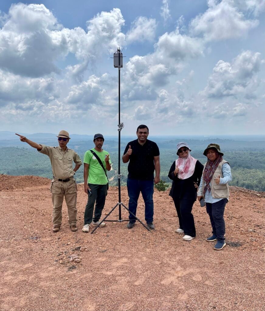 Installation of the mounting platform structure and LoRaWAN gateway at Bukit Ketaya, the highest point surrounding the Chini Lake was conducted in collaboration with the State Forestry Division. 