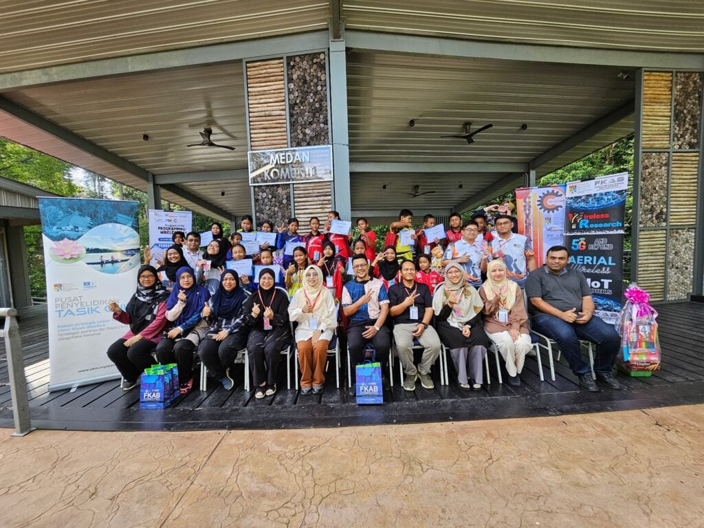 The project organized a STEM (Science, Technology, Engineering and Mathematics) programme on 21-22 October 2023 for indigenous students aged 10-12 years in the primary school, Sekolah Kebangsaan Tasik Chini.