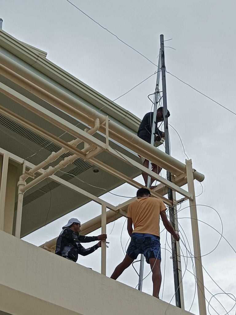 The technical team fabricated a pole that was installed for the P2P link between the school building and Cordova.